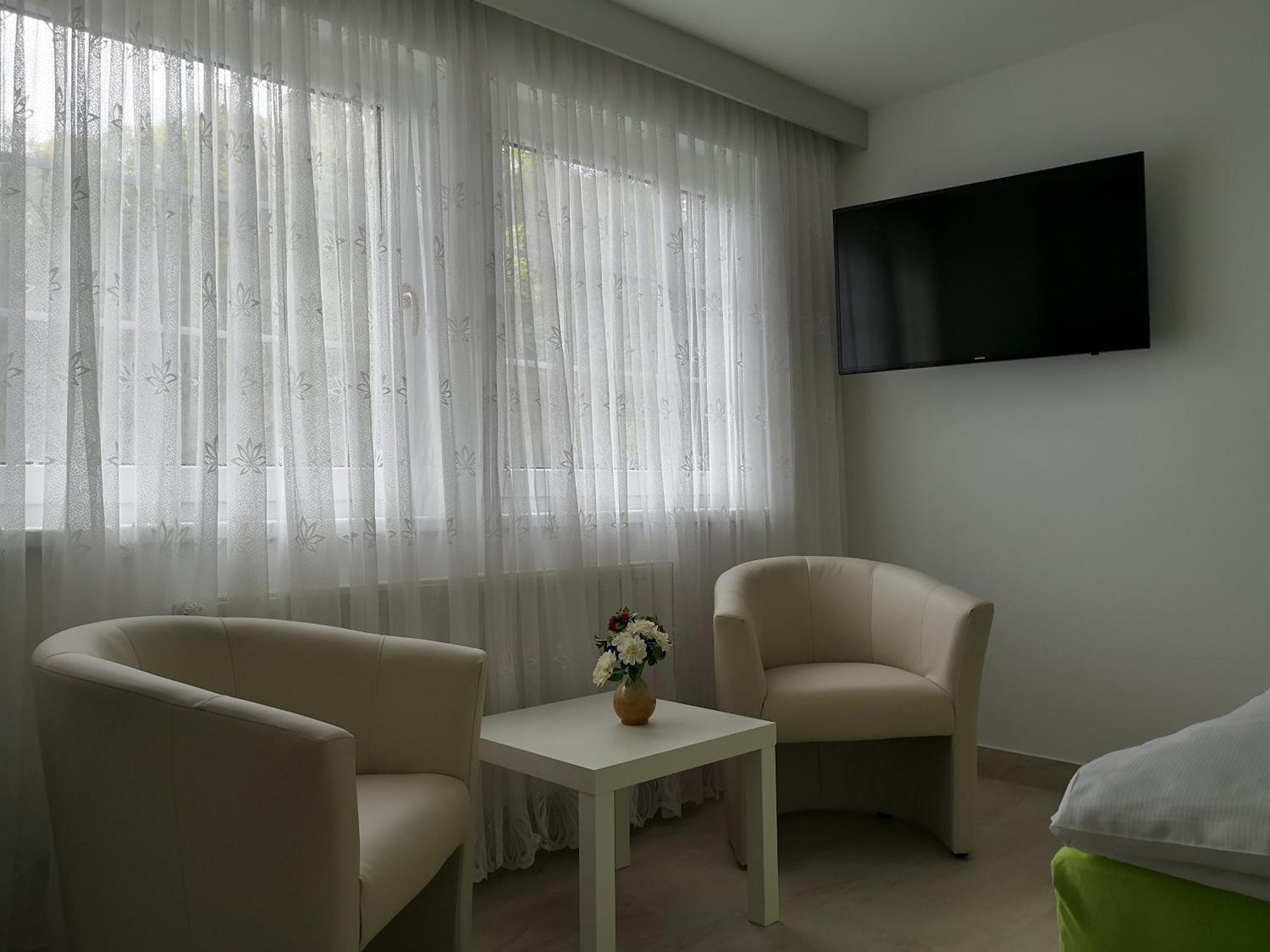 Hotel Milan Vopicka Hluboka nad Vltavou Bagian luar foto